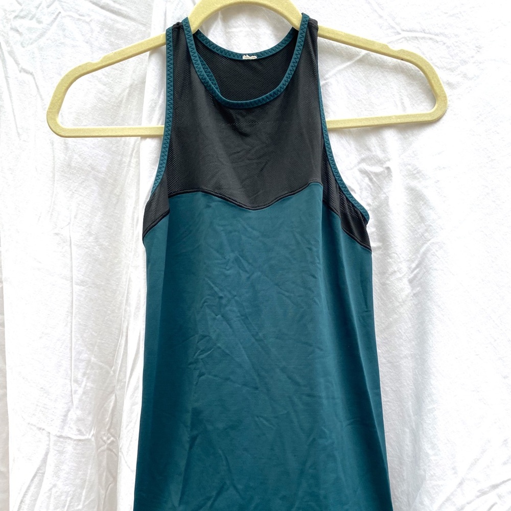 Lululemon high neck top Size 4